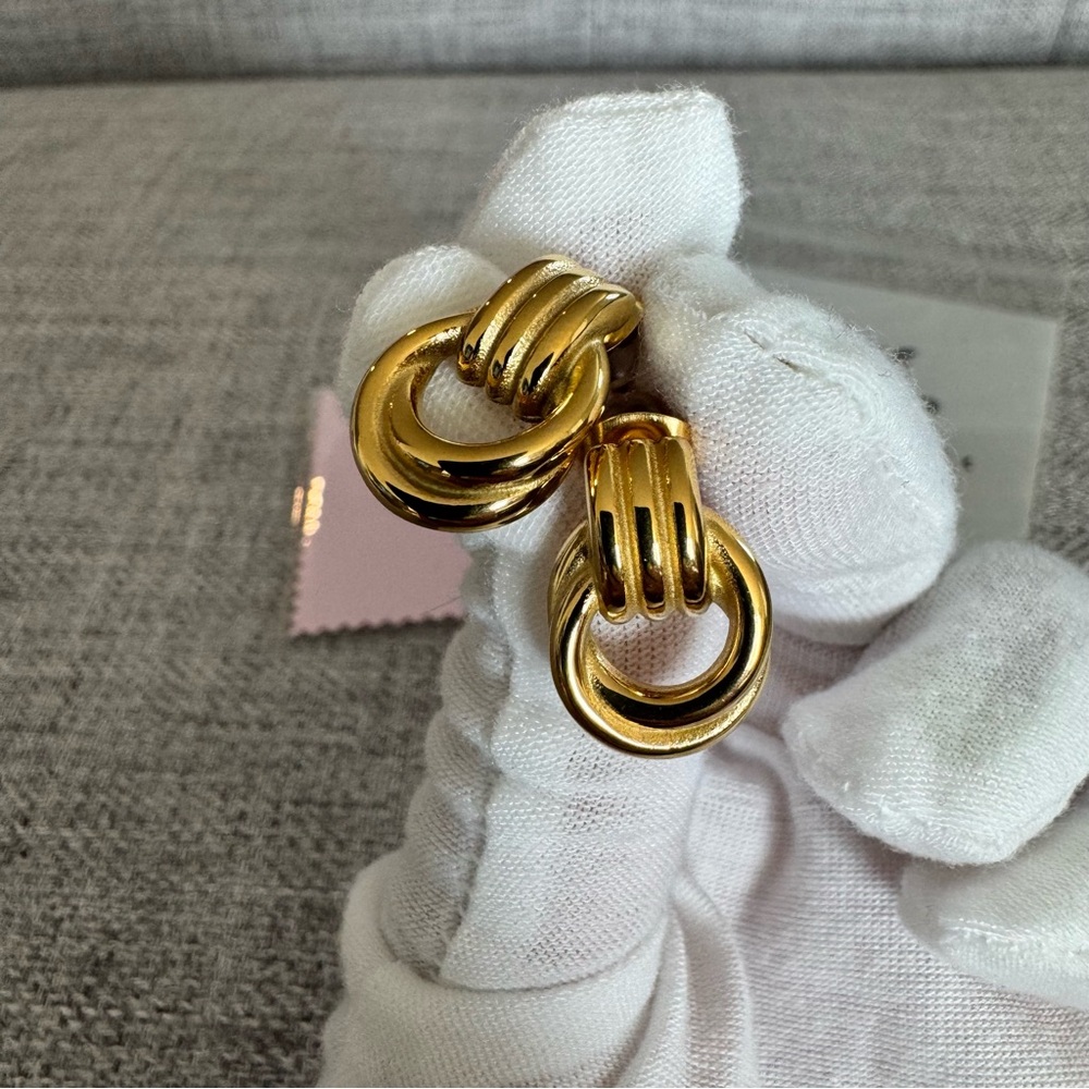 Elegant Gold Hoop Earrings - Picture 8 of 15
